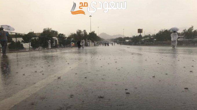 رعد يصم الآذان وأمطار تُجري سيول جارفة في شوارع المملكة.. طقس السعودية قمة 